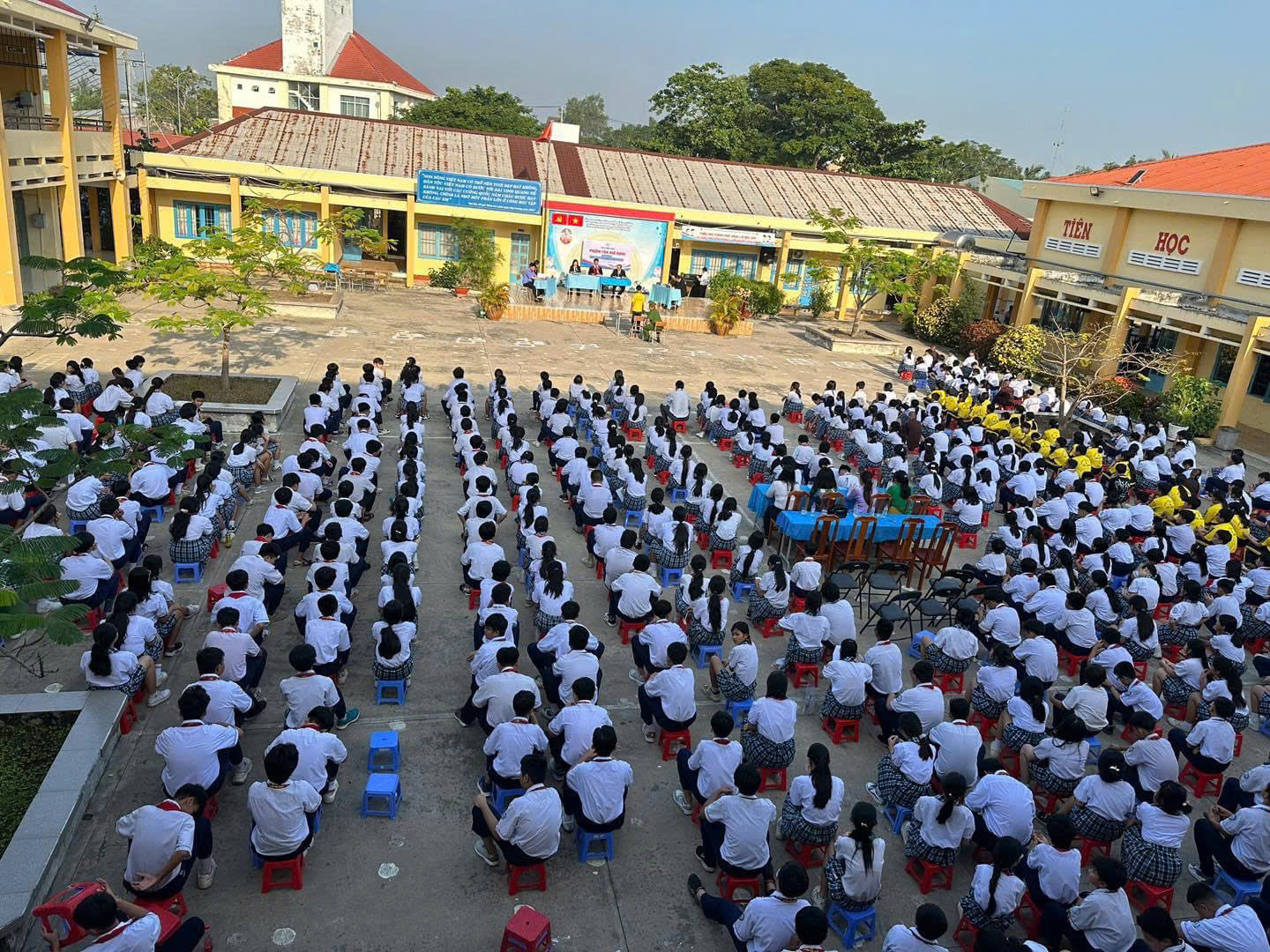 Các em học sinh chăm chú theo dõi phiên toà